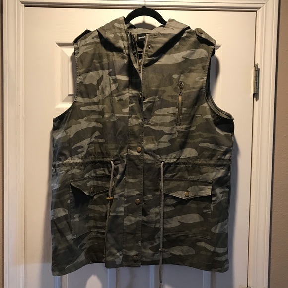 Zenana Outfitters Jackets & Blazers - Zenana Outfitters - Camouflage Vest - Size 2x